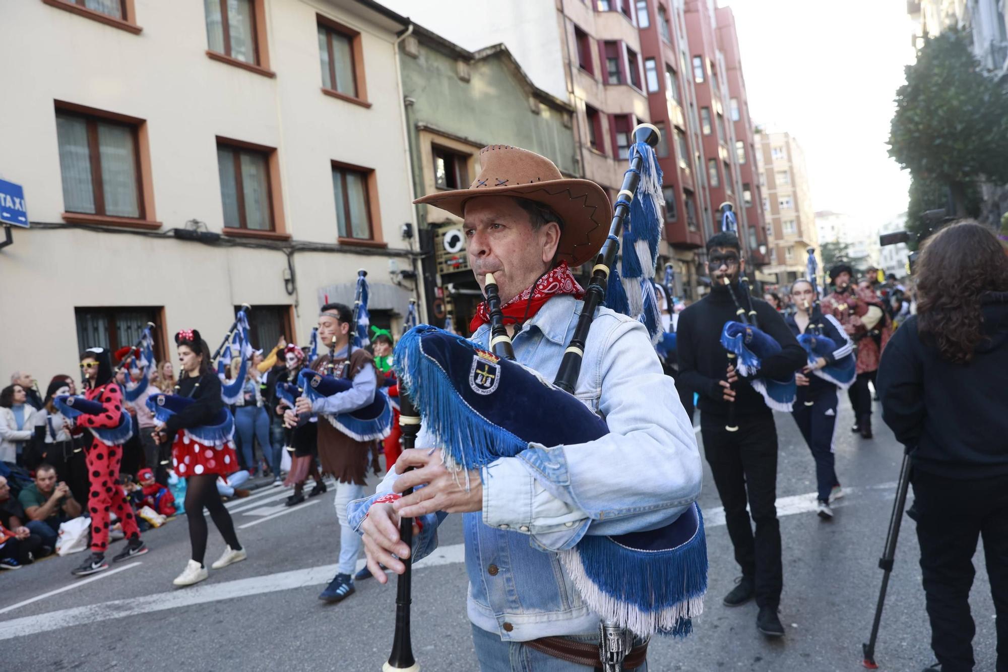 El Carnaval llena de color y alegría las calles de Oviedo