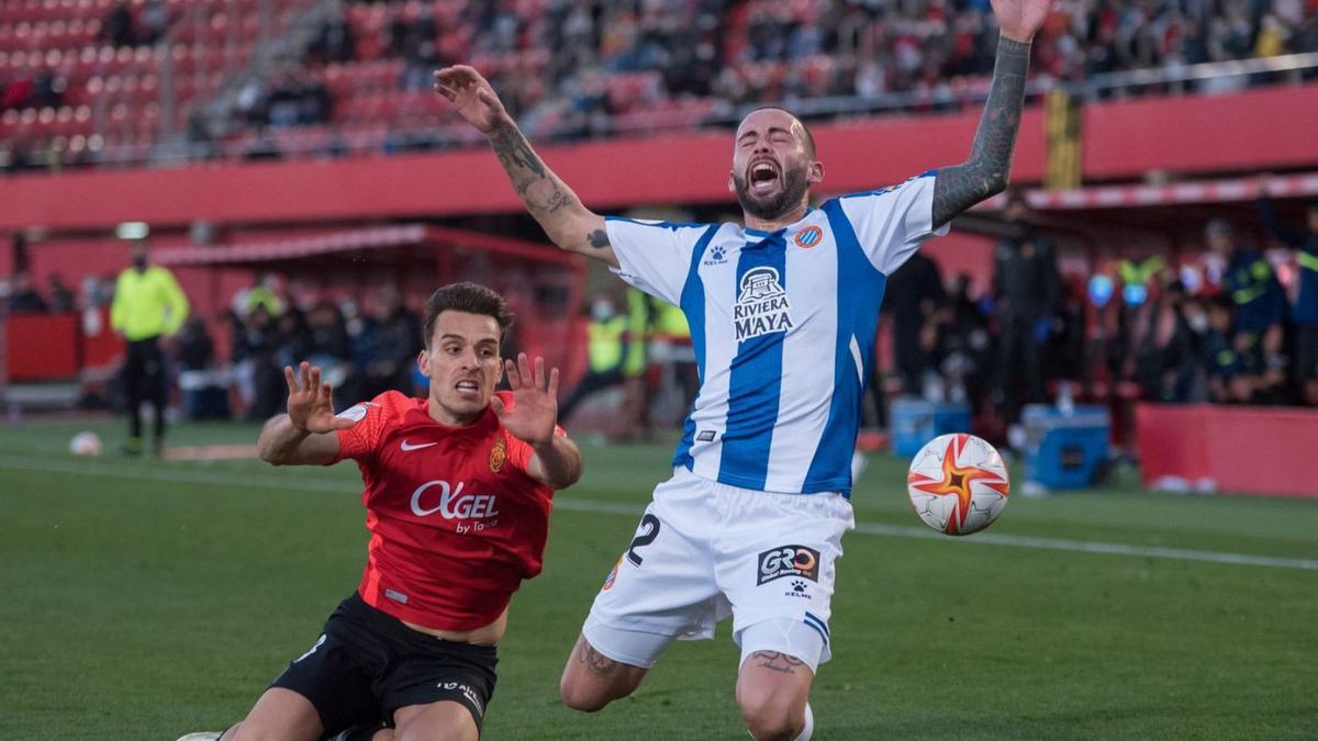 Aleix Vidal cau en presència de Brian Oliván durant el partit d’ahir a la tarda a Mallorca | EFE/ATIENZA