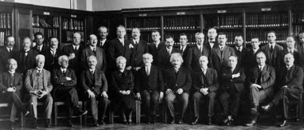 Conferencia Solvay de 1930, con participación del lanzaroteño Blas Cabrera (tercero por la derecha en la primera fila), M. Curie y Einstein, ambos también en la imagen. | LA PROVINCIA/DLP