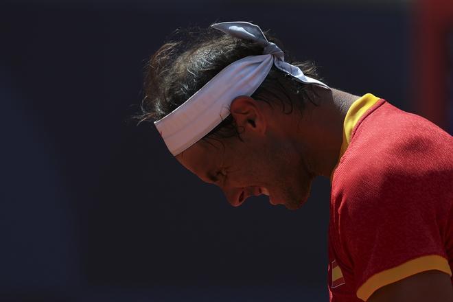 El tenista español Rafa Nadal reacciona ante el serbio Novak Djokovic durante el partido celebrado en el marco de los Juegos Olímpicos de París, este lunes. 