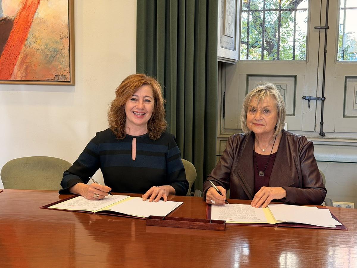 La presidenta del Congreso, Francina Armengol, y la presidenta del IEC, Teresa Cabré, firmando el convenio