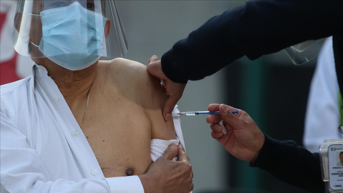 -FOTODELDIA- MEX2581  CIUDAD DE MEXICO (MEXICO)  24 12 2020 - Un medico recibe hoy la vacuna contra la covid-19 en el Hospital General de Mexico  en Ciudad de Mexico (Mexico)  La llegada de la vacuna contra la covid-19 ha dado esperanza a la poblacion en el mundo  sin embargo  su acceso no sera para todos por igual y  por ello  es urgente que los paises definan estrategias para hacer mas efectiva la inoculacion  aseguro a Efe un especialista  EFE Sashenka Gutierrez