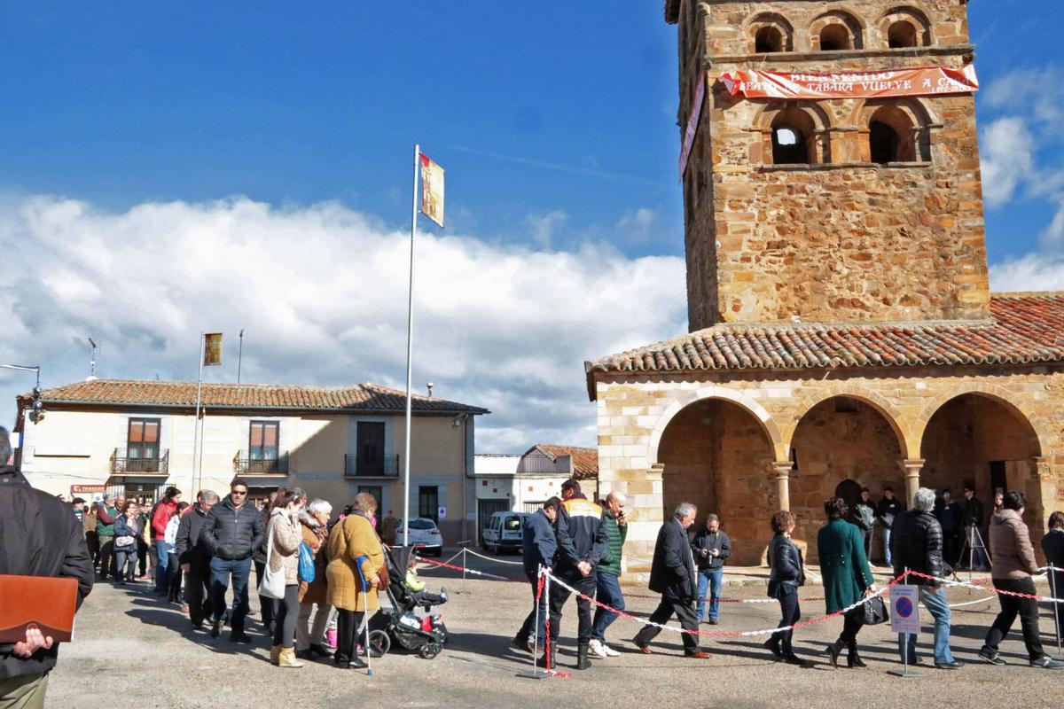 Los visitantes hacen cola en el exterior y en el interior del templo para llegar a contemplar el original del Beato de Tábara. | Fotos José Luis FernándezTABARA , JORNADAS LOS BEATOS MEDIEVALES UNA HERENCIA COMPARTIDA . RECONOCIMIENTO DEL BEATO DE TABARA COMO PATRIMONIO DOCUMENTAL DE IMPORTANCIA MUNDIAL , CIENTOS DE PERSONAS PASAN POR LA VILLA PARA CONTEMPLAR LA ILUSTRACION ORIGINAL DEL SCRIPTORIUM TABARENSE QUE SE PUDO MOSTAR SOLO UNA HORAS