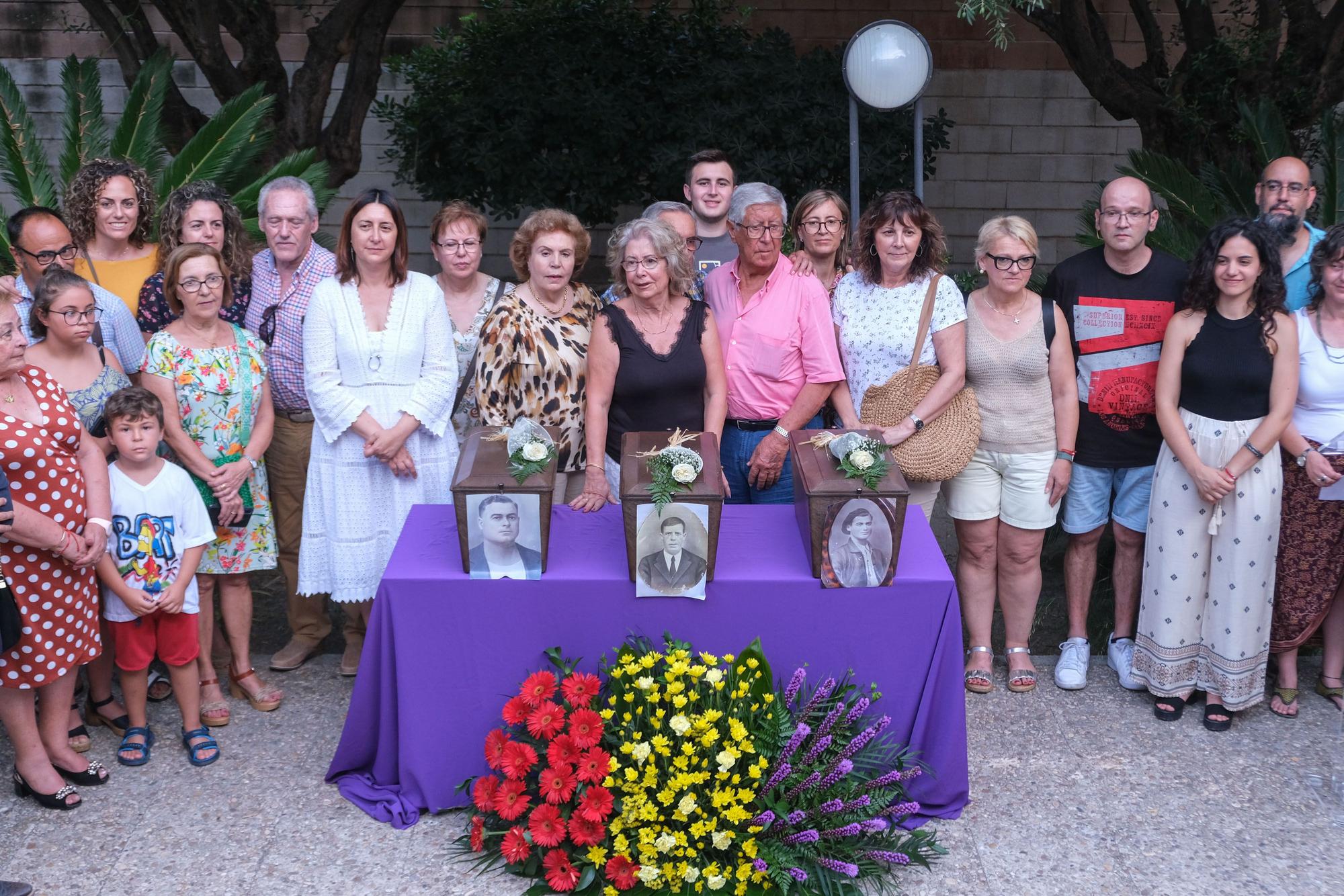 Así ha sido el emotivo acto de entrega de los restos exhumados de fusilados del franquismo a sus familiares en Aspe