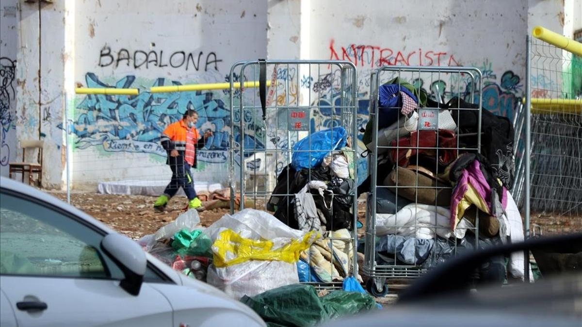 Desalojados los migrantes acampados en el solar de la nave incendiada en Badalona