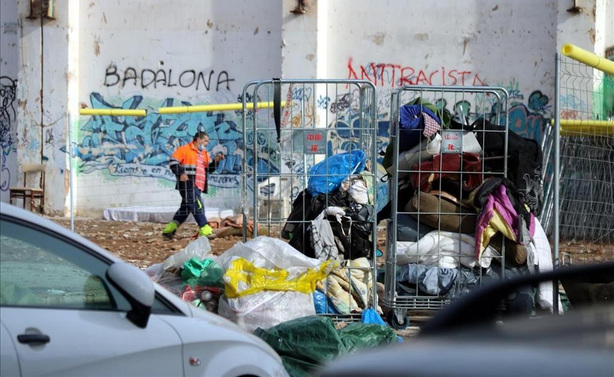 Desalojados los migrantes acampados en el solar de la nave incendiada en Badalona.