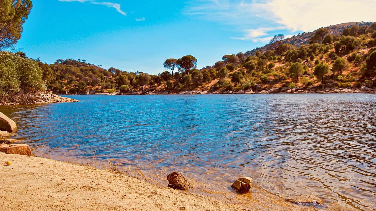 La playa que se esconde a una hora de Madrid y tiene Bandera Azul