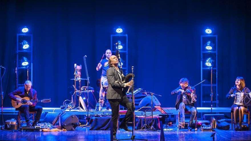 Carlos Núñez durante el concierto anoche en el Reina Sofía con el que inicia su gira.