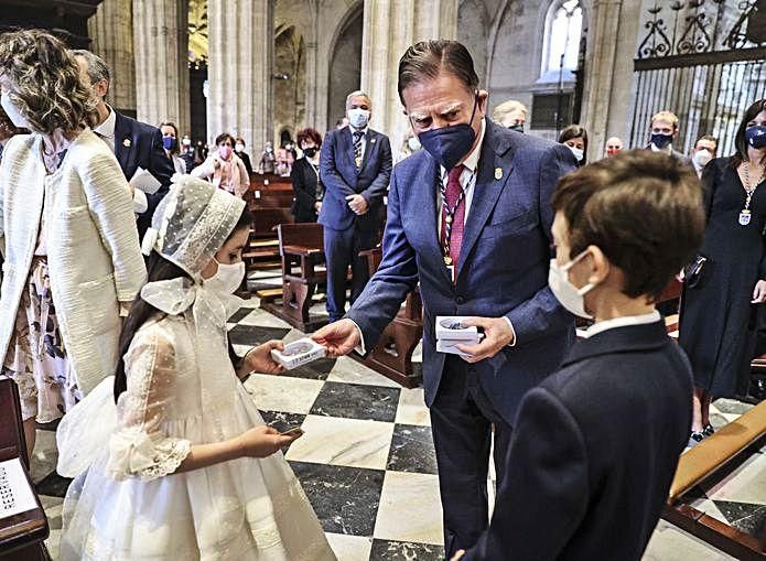 El Alcalde entrega un detalle a unos niños que habían hecho la primera comunión el día anterior.