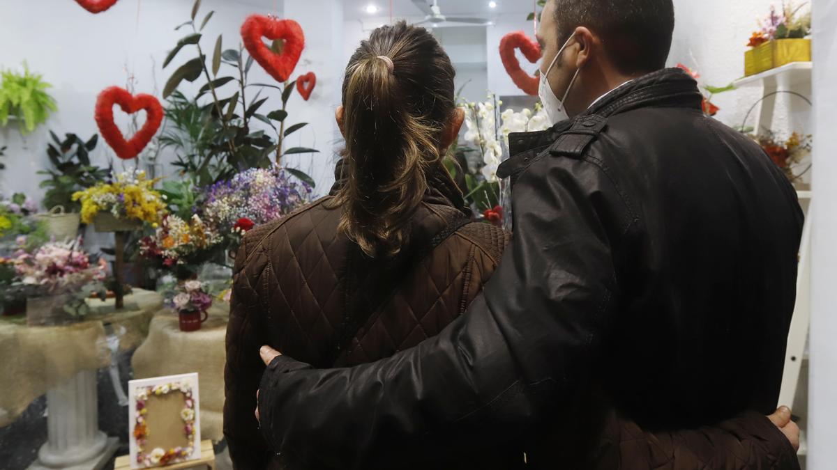 Una pareja frente a un escaparate en Zaragoza