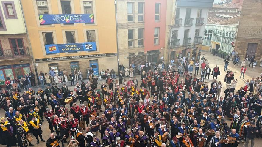 "Clavelitos" al son de ciento de tunos, en el corazón de Oviedo