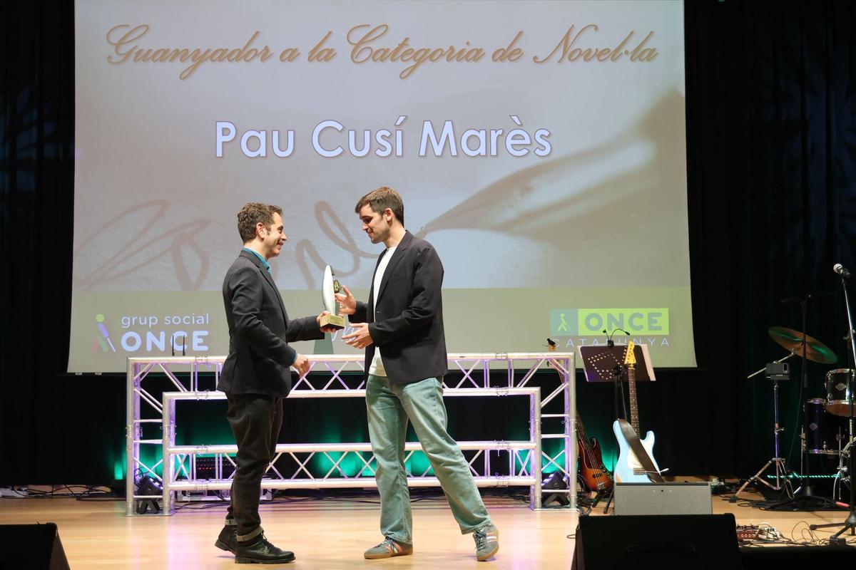 Moment de l'entrega del premi a Pau Cusí.