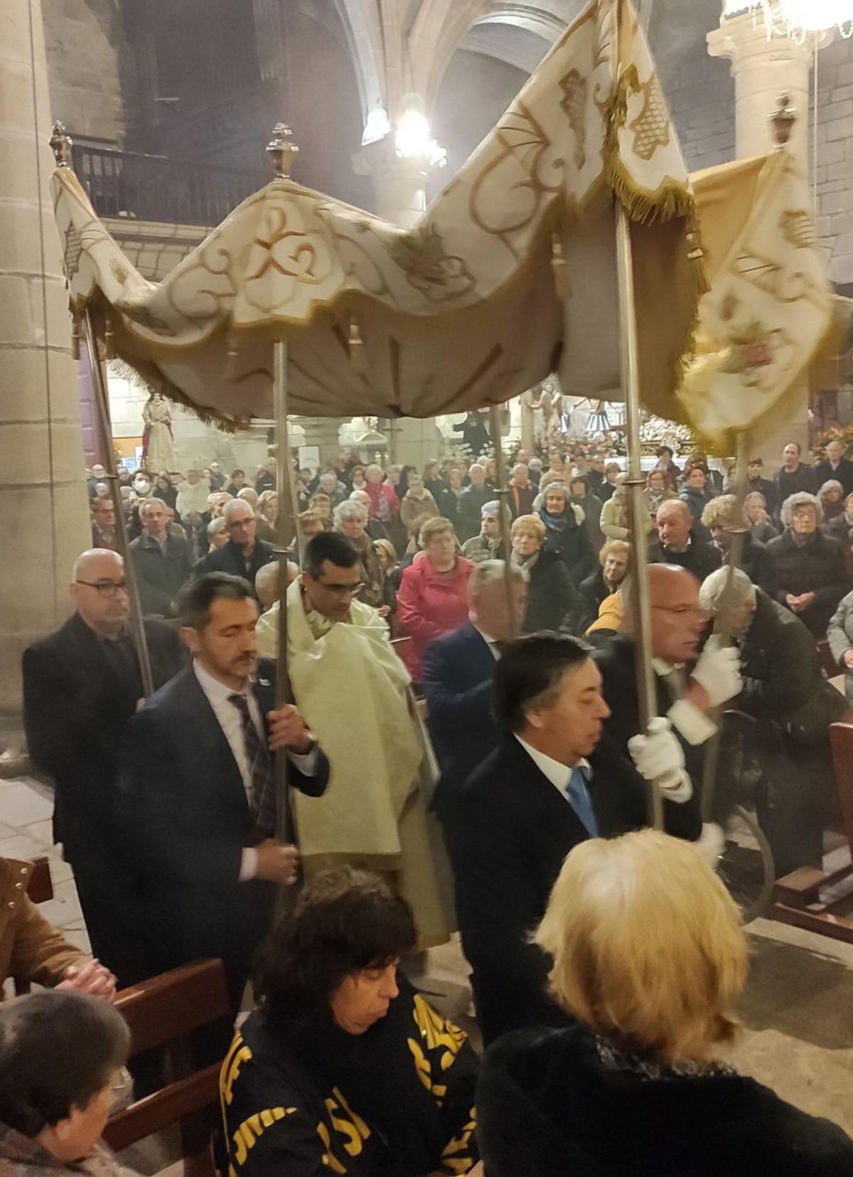 El momento en el que sale de la iglesia de Cangas la talla de Nuestro Señor de la Salud en su Flagelación.   | // SANTOS ÁLVAREZ 