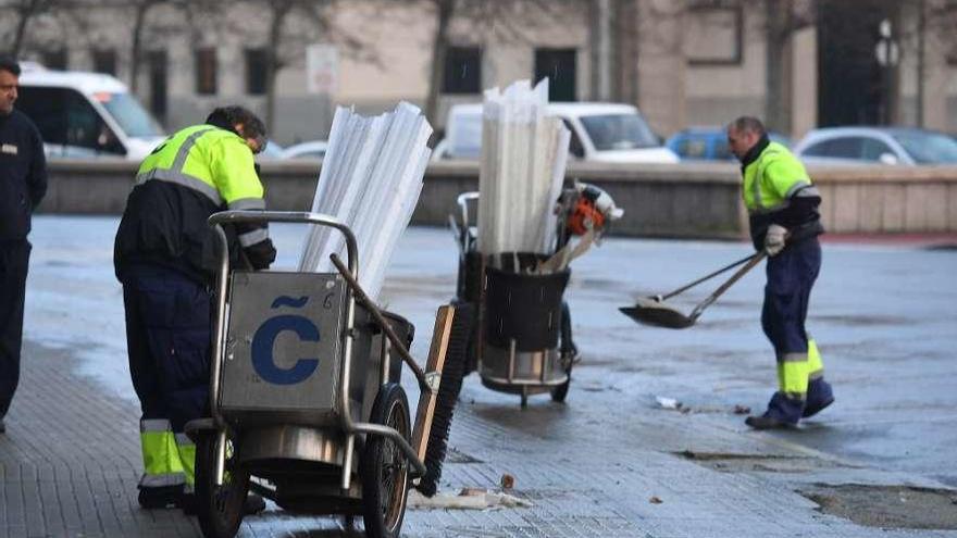 Operarios de limpieza recogen trozos de la cubierta de Riazor en febrero de 2017.