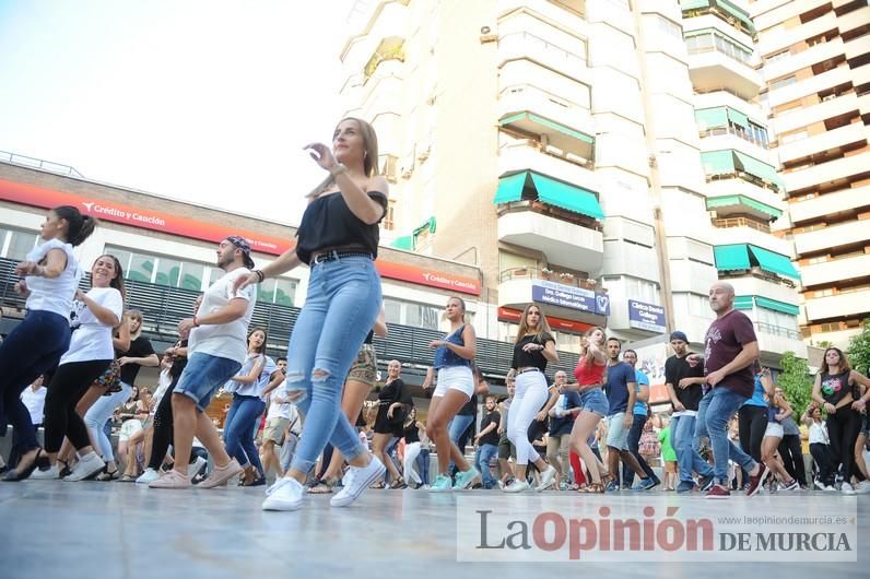 Los bailes latinos salen a la calle en Murcia