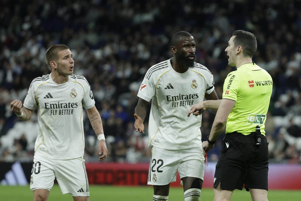 Antonio Rüdiger y Franco Mastantuono discuten con el árbitro durante el partido del Real Madrid frente al Getafe