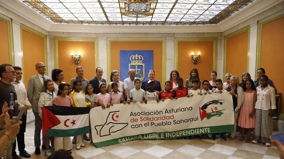 Parte de la Corporación municipal posa en el Ayuntamiento junto a los niños saharauis del programa «Vacaciones en paz».