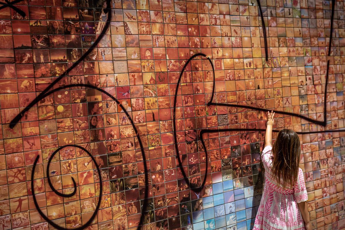 Vandalizado el mural de El beso de Fontcuberta en Barcelona