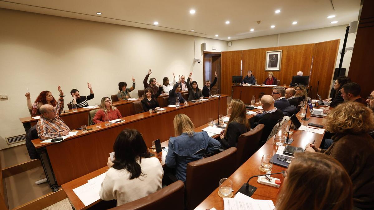 Imagen de archivo de votación en el Pleno de aprobación de presupuestos de Avilés.