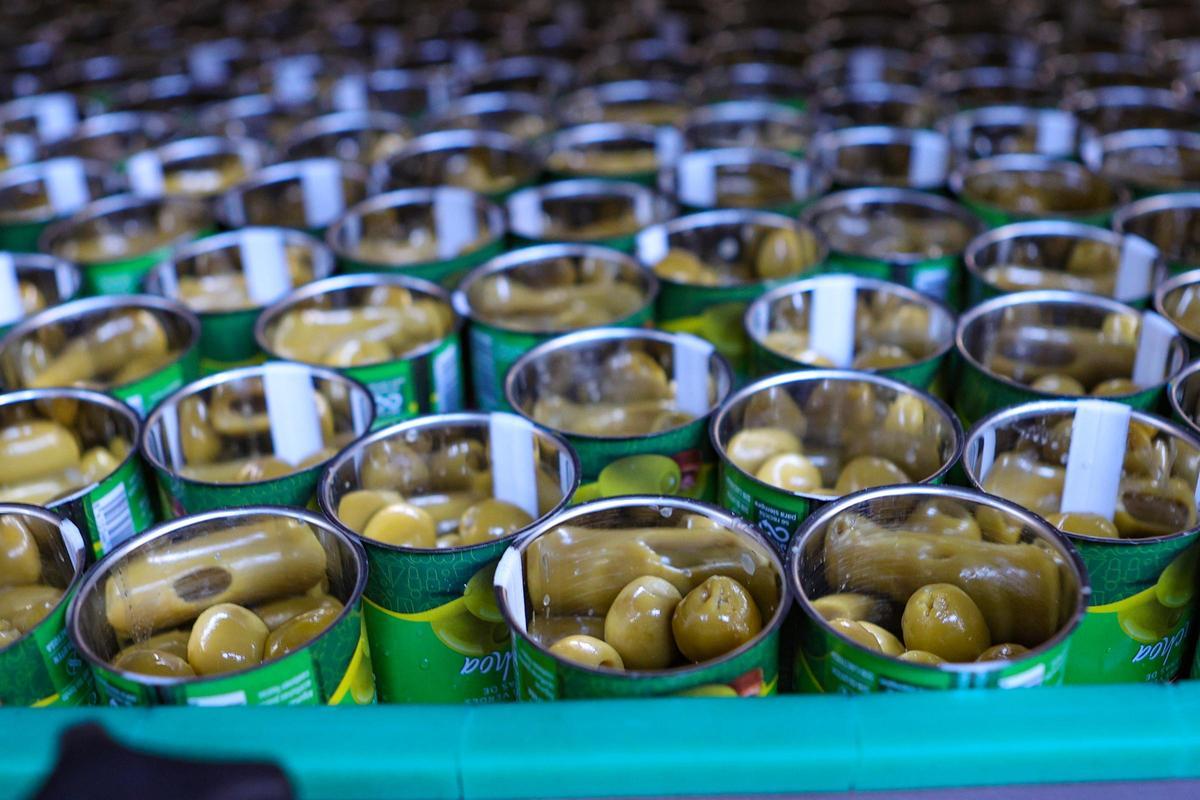 Recipientes con aceitunas rellenas de anchoa en la planta de envasado.