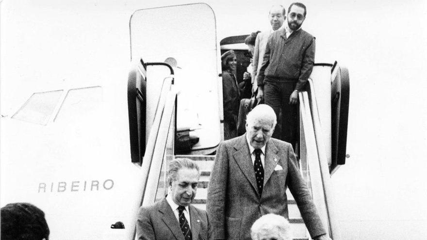 Josep Tarradellas y su mujer, bajando de un avión durante una visita por el norte de España.