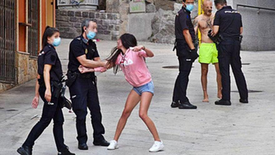 Los agentes, durante la intervención en Troncoso.