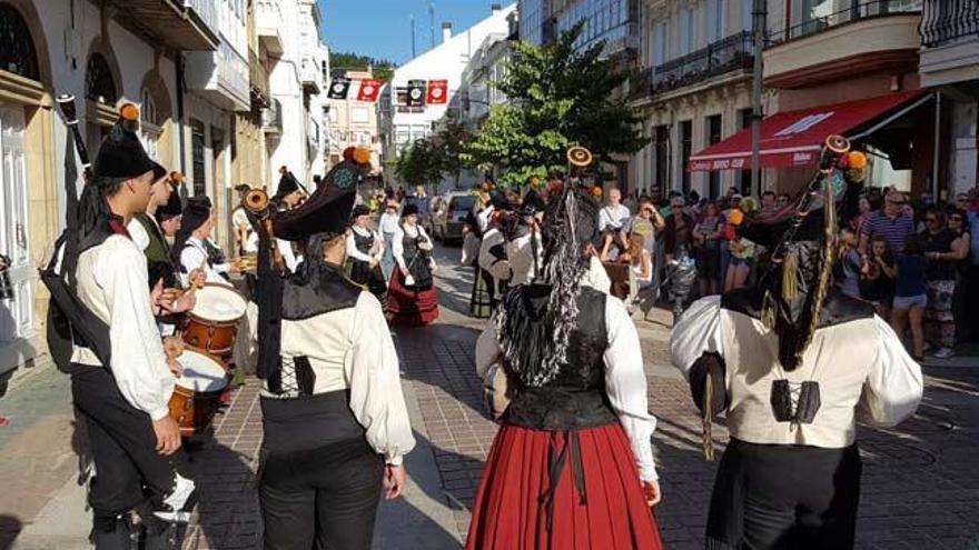 La banda con el traje de faena por Ortigueira. // FdV