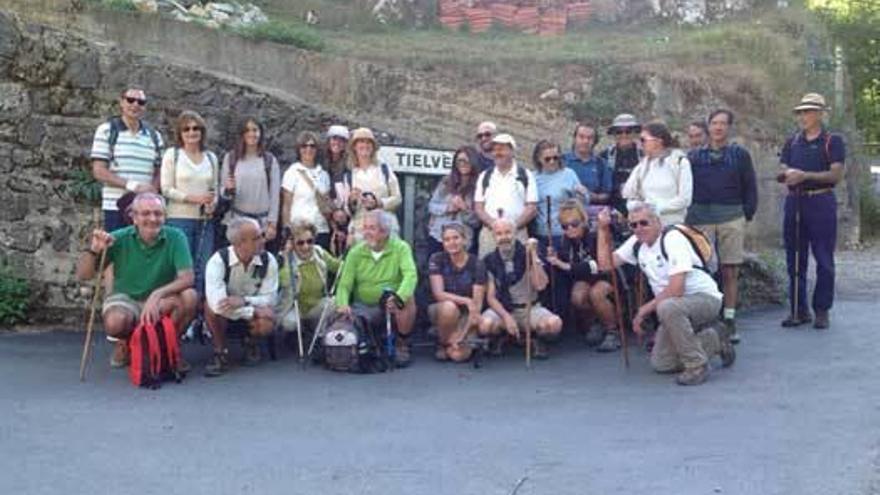 Varios riosellanos, de excursión por la calzada de Caoru