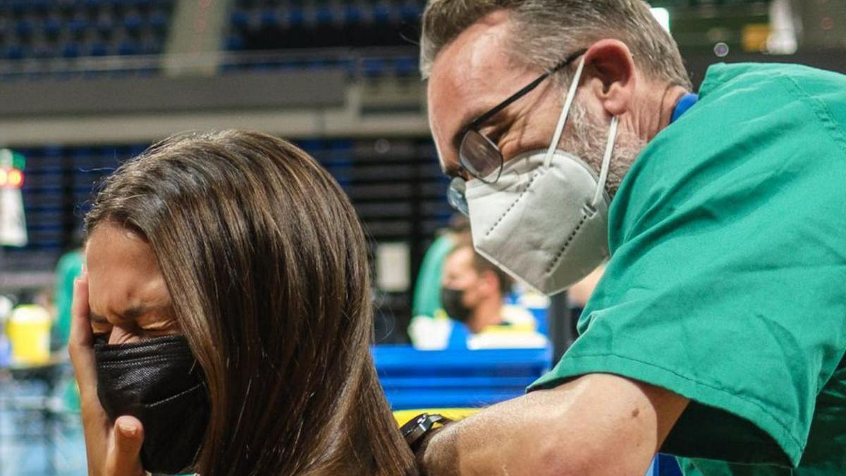 Una joven es vacunada en el Santiago Martín de Los Majuelos. | | ANDRÉS GUTIÉRREZ