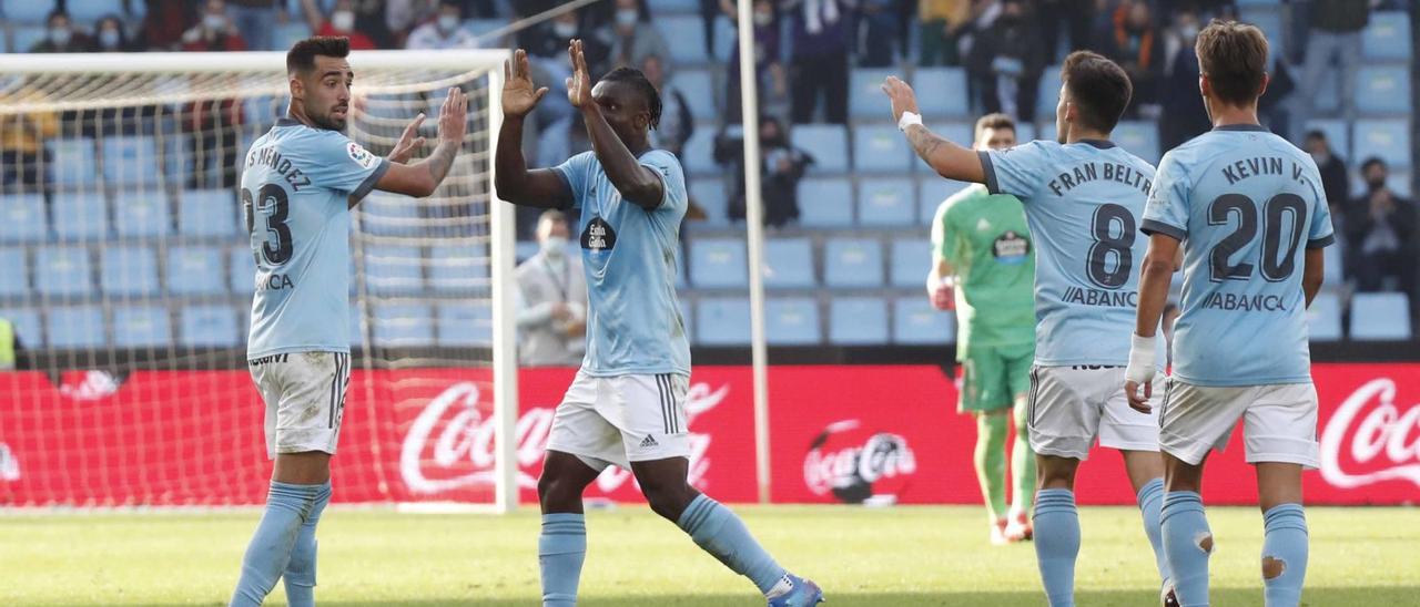 Los jugadores del Celta celebran el gol de Brais ante el Villarreal. // PABLO HERNÁNDEZ