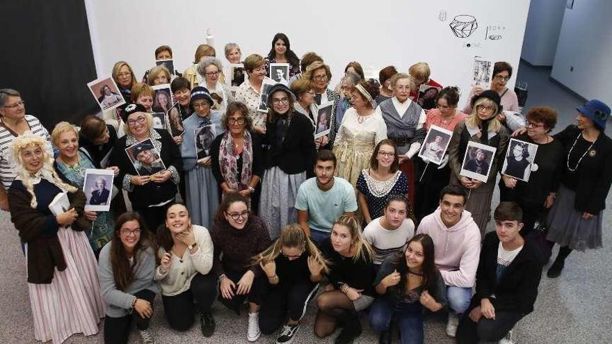 Participantes del club &quot;Una habitación propia&quot; y alumnos del colegio Paula Frassinetti, minutos antes del inicio de la lectura de fragmentos de libros escritos por mujeres, ayer, en la Factoría Cultural.