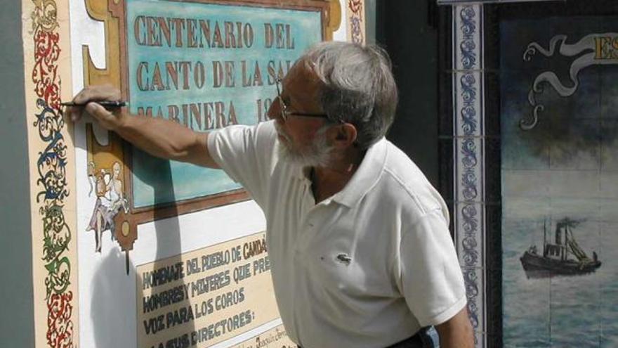 Alfredo Menéndez, trabajando en el mural de la salve de El Paseín.