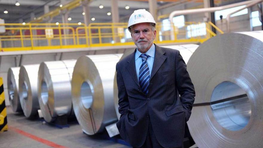 Macario Fernández, en la planta de Asturiana de Laminados de Villallana.