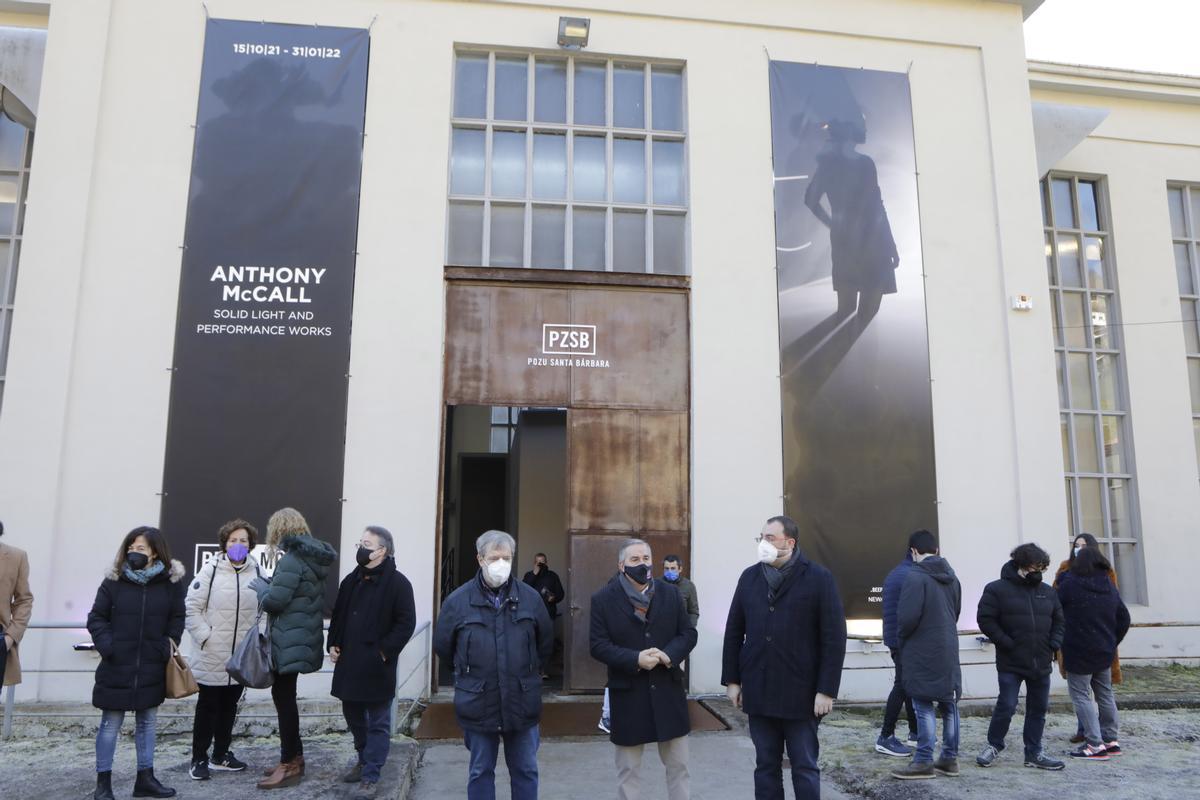 La visita de Adrián Barbón a la exposición de McCall