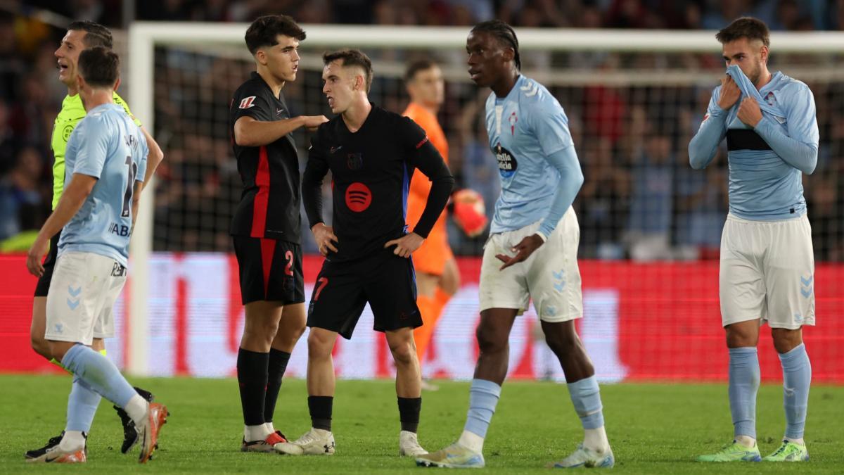Marc Casadó, en el momento de ser expulsado en el Celta-Barça de La Liga 2024/25