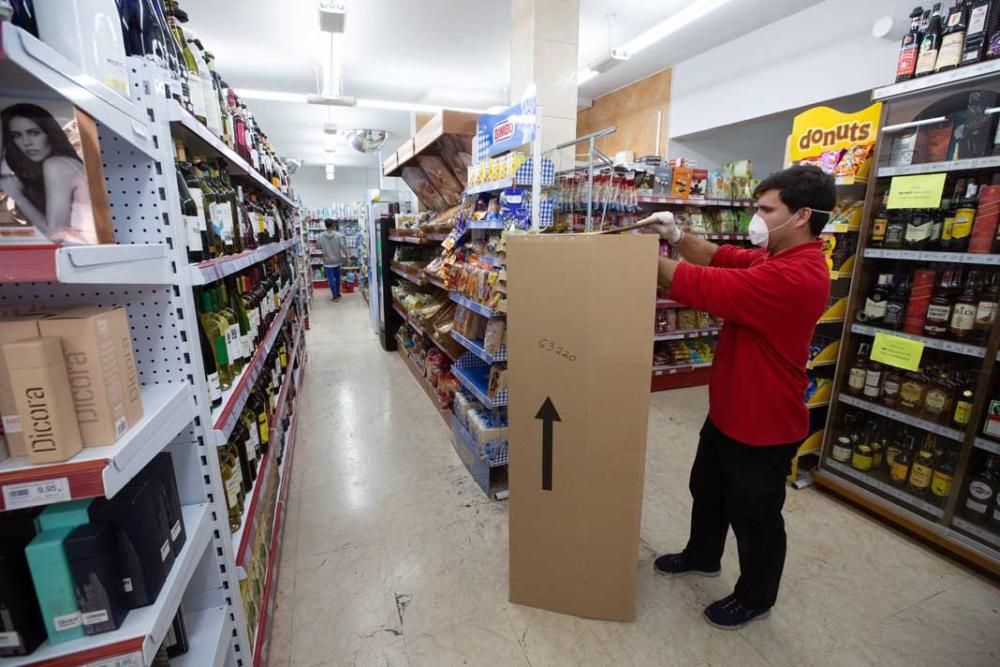 Los pequeños comercios toman medidas para prevenir el contagio.