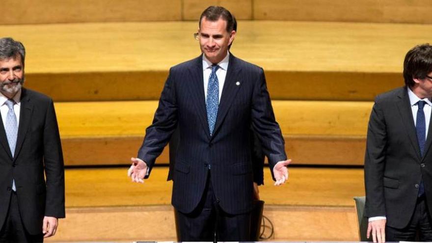 El Rey defiende en Barcelona la autonomía de la justicia y la Constitución