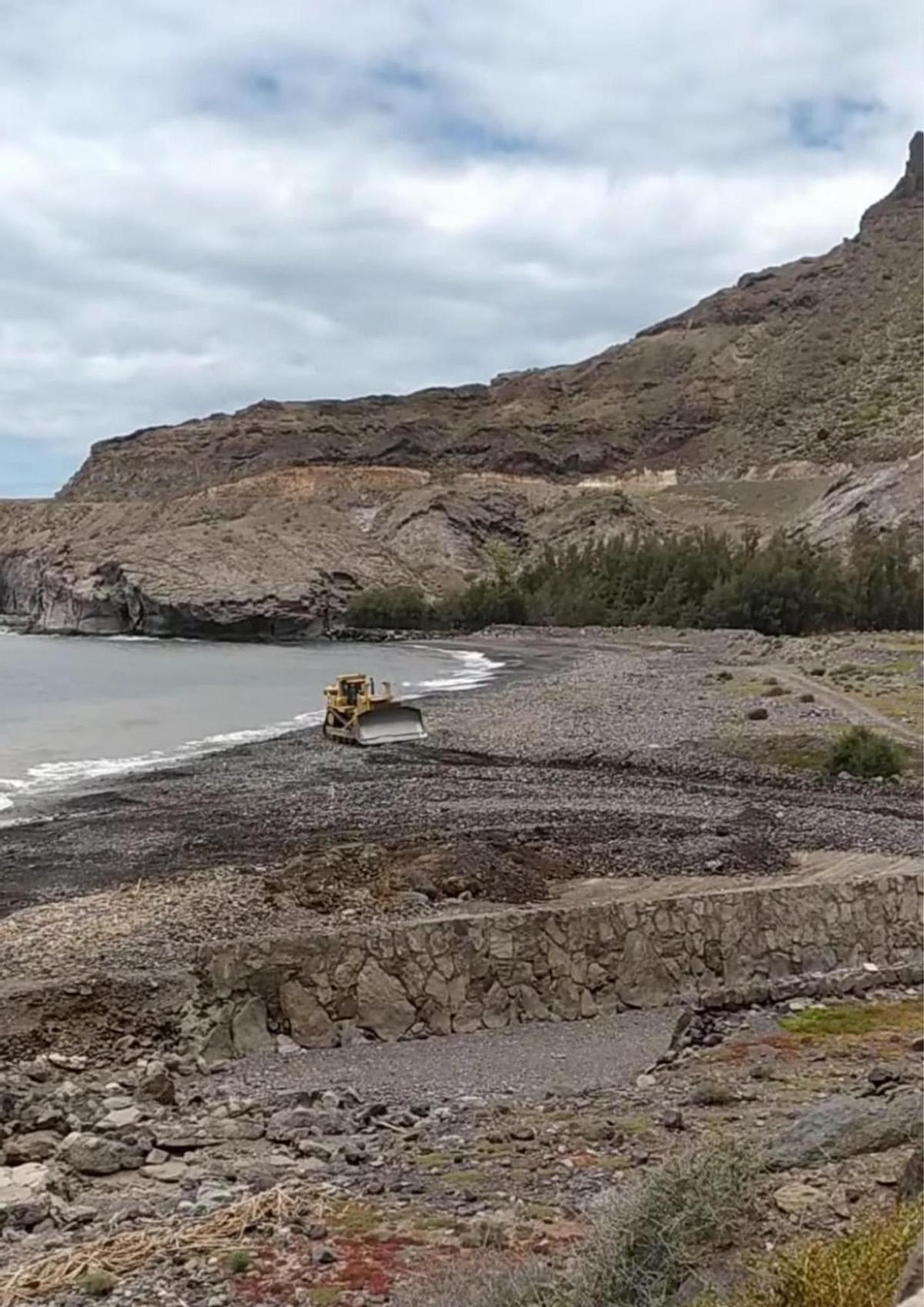 Una pala excavadora trabajando en la playa de La Veneguera, en Gran Canaria.