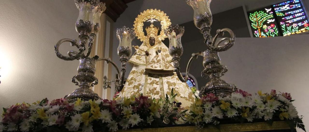 La Virgen de Guadalupe, preparada para su salida procesional.