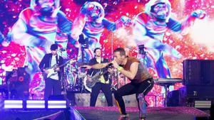 12 August 2022, United Kingdom, London: Chris Martin (R), lead singer of Coldplay, sings on stage at Wembley Stadium in north London during the Music of the Spheres tour. Photo: Suzan Moore/PA Wire/dpa