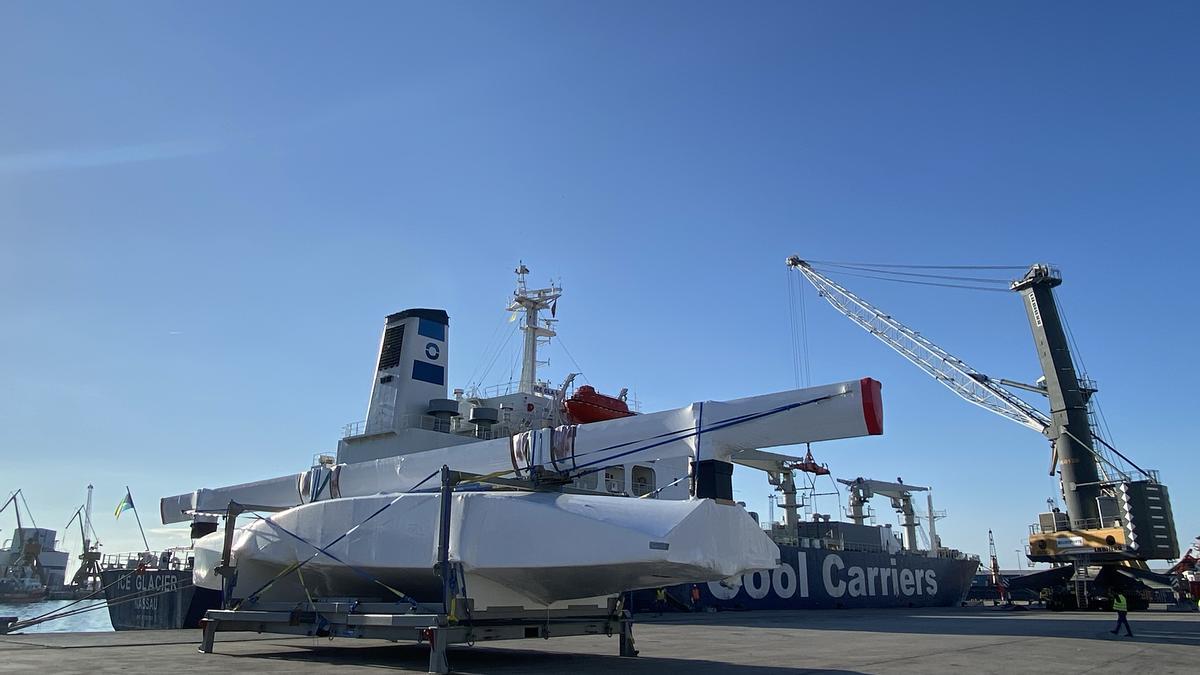 El barco Ice Glacier descarga el monocasco AC75 del equipo Emirates New Zealand de la Copa América de velaen el Port de Tarragona.