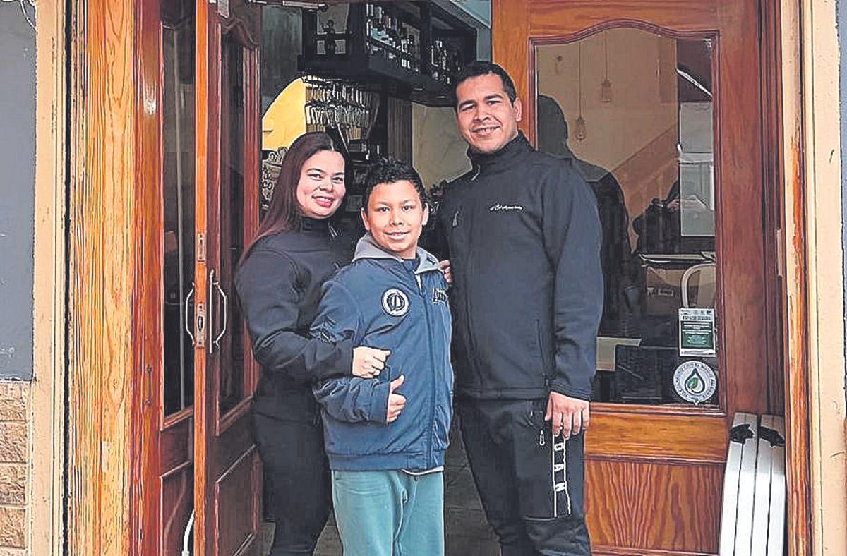 Óscar Méndez y Jhoselyn Málaga son propietarios de un bar de Navajas.