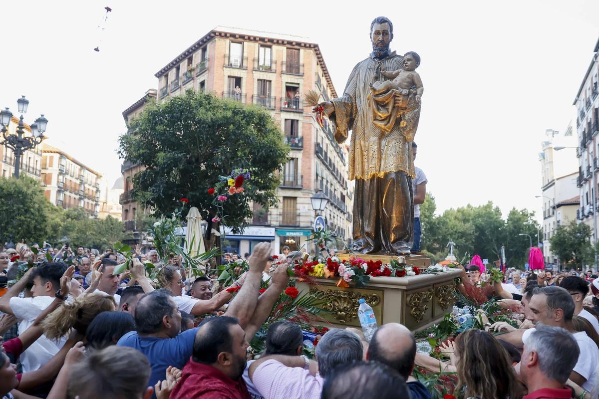 La imagen de San Cayetano durante la procesión en honor al Santo