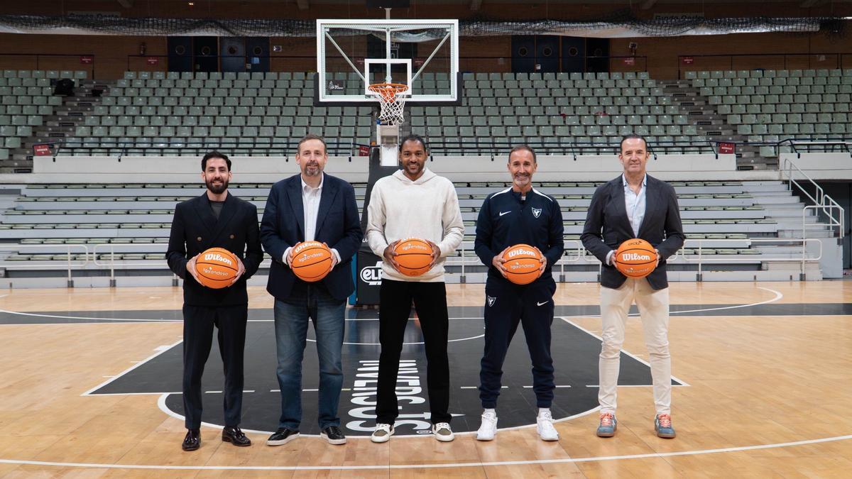 Sadiel Rojas, en el centro, junto a Sito Alonso y Alejandro Gómez