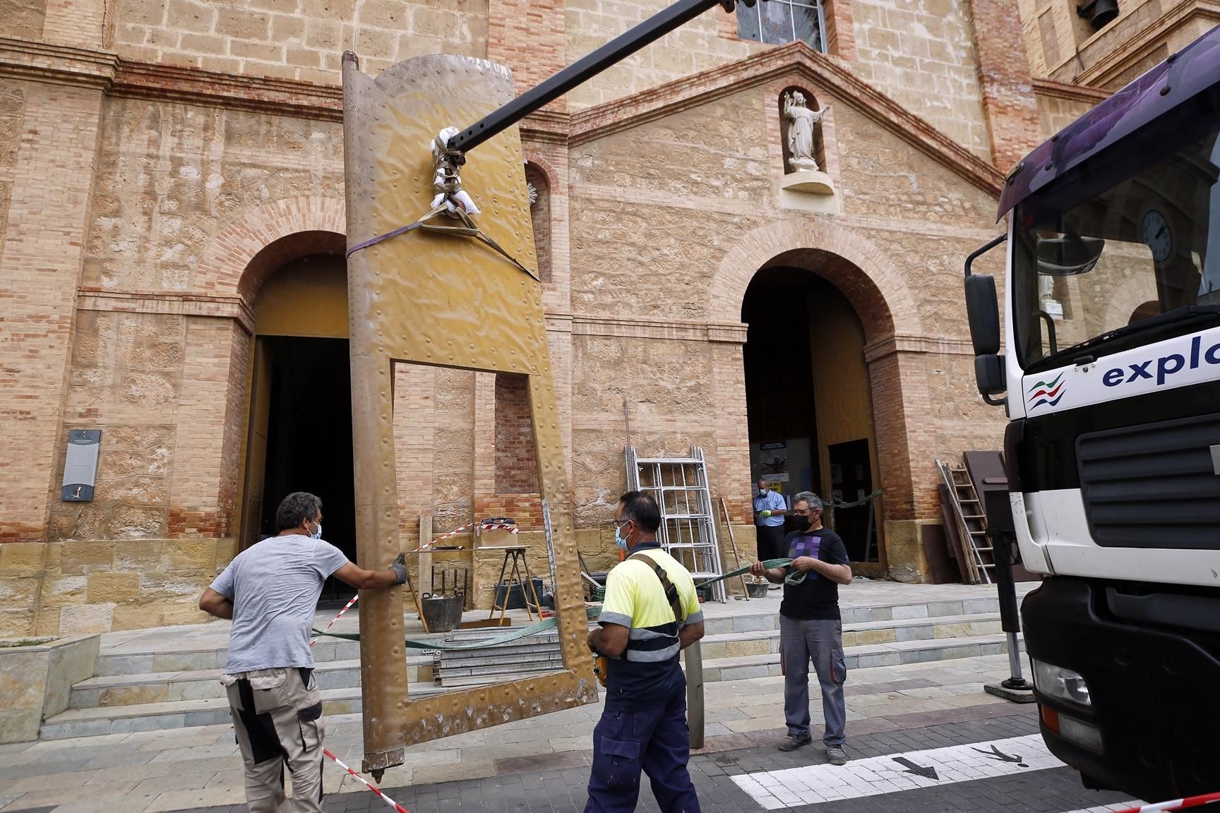 Imagen de la retirada y transporte de la puerta, de más de cinco metros de alto por cuatro de ancho, para su restaruación