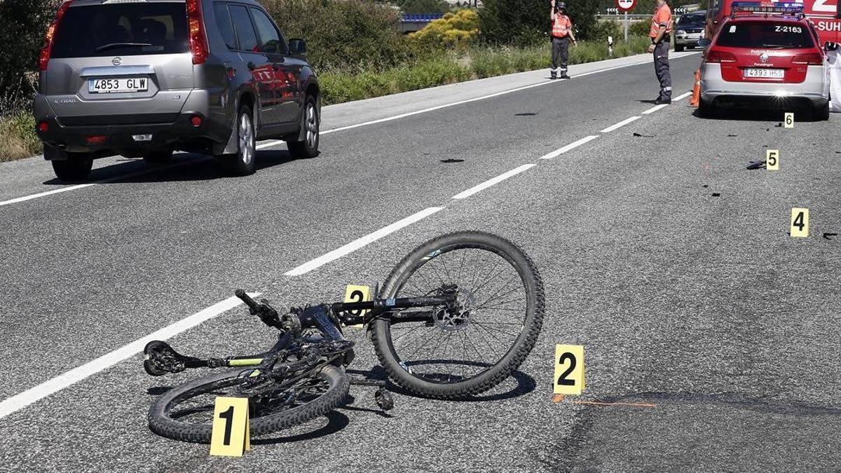 Accidente de bicicleta en una carretera