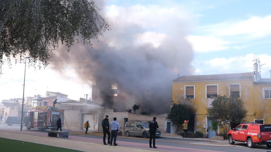 Tres heridos en el incendio de dos viviendas en Benejúzar