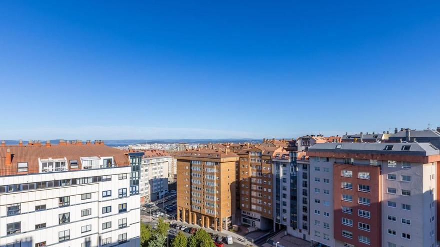 Chollo inmobiliario en Los Rosales: ático dúplex con garaje y luminoso por 385.000 euros