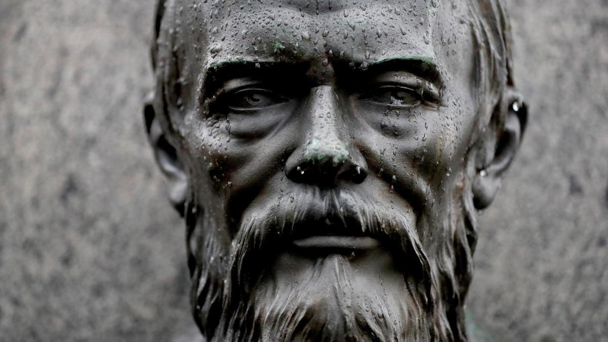 Busto de Dostoievski en la tumba del autor en San Petersburgo. Busto de Dostoievski en la tumba del autor en San Petersburgo.