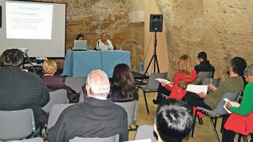 Imagen de la reunión celebrada en la biblioteca de Can Torró.